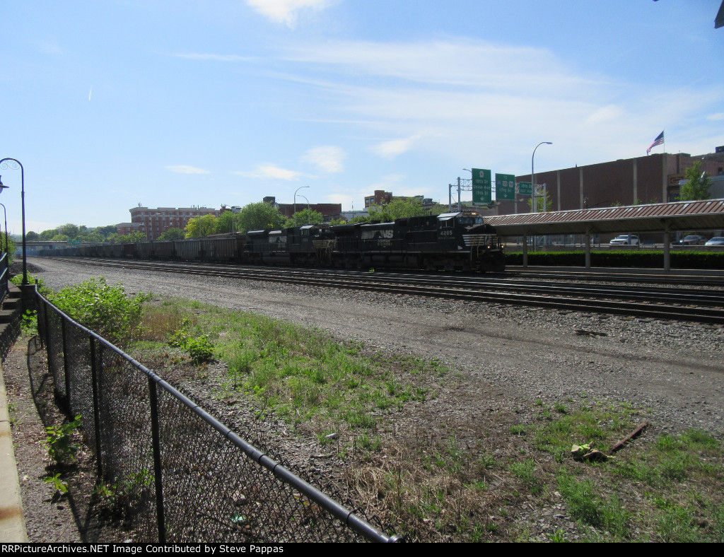 NS 4265 with a string of hoppers